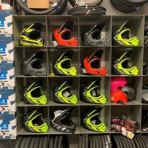 Caschi BMX integrali. Abbigliamento sportivo bici. Protezioni MTB. RMC negozio di biciclette Verona