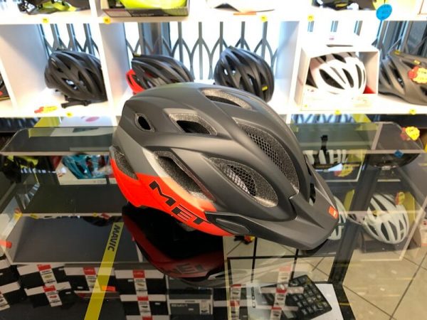 Met Crossover Nero e rosso con LUCE POSTERIORE- Casco MTB. Caschi bici Mountain Bike. RMC negozio biciclette Verona