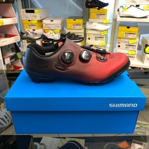Shimano XC7 rossa. Scarpe bici MTB Mountain Bike SPD Verona. RMC negozio bici a Verona