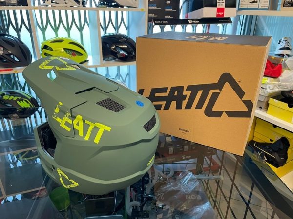 Casco LEATT integrale verde. BMX e MTB DH Downhill Verona. Accessori e protezioni bici