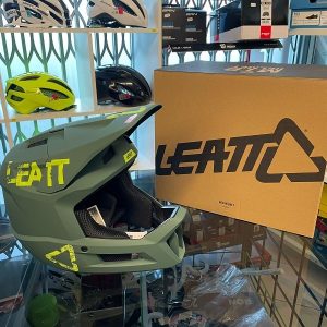 Casco LEATT integrale verde. BMX e MTB DH Downhill Verona. Accessori e protezioni bici