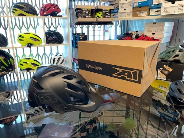 Casco Troy Lee Designs A1 Enduro. Casco MTB Enduro Verona. Accessori e protezioni bici. RMC