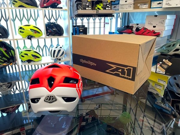 Casco Troy Lee Designs A1 Enduro. Casco MTB Enduro Verona. Accessori e protezioni bici. RMC