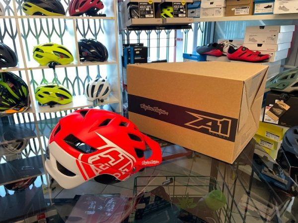 Casco Troy Lee Designs A1 Enduro. Casco MTB Enduro Verona. Accessori e protezioni bici. RMC