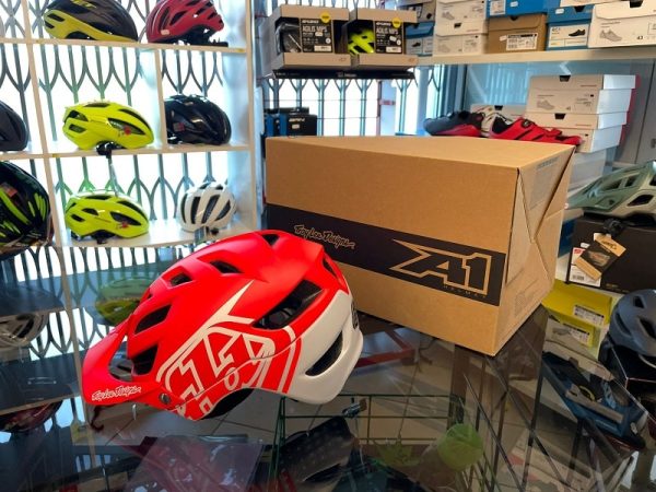 Casco Troy Lee Designs A1 Enduro. Casco MTB Enduro Verona. Accessori e protezioni bici. RMC