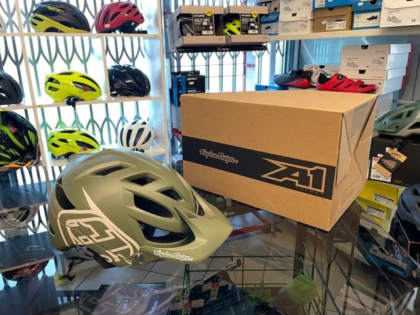 Casco Troy Lee Designs A1 Enduro. Casco MTB Enduro Verona. Accessori e protezioni bici. RMC