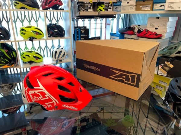 Casco Troy Lee Designs A1 Enduro. Casco MTB Enduro Verona. Accessori e protezioni bici. RMC