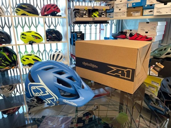 Casco Troy Lee Designs A1 Enduro. Casco MTB Enduro Verona. Accessori e protezioni bici. RMC