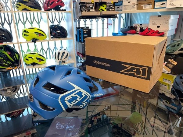 Casco Troy Lee Designs A1 Enduro. Casco MTB Enduro Verona. Accessori e protezioni bici. RMC