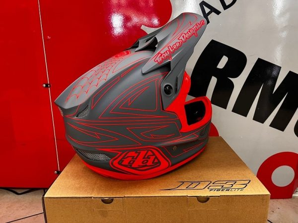 Casco Troy Lee Designs D3 2023 grigio e rosso. Caschi BMX e MTB Verona. Protezioni bici