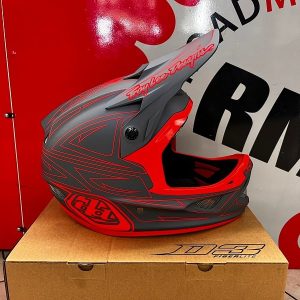 Casco Troy Lee Designs D3 2023 grigio e rosso. Caschi BMX e MTB Verona. Protezioni bici