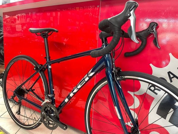 Trek Domane AL 2 blu 2022. Bici da strada Verona. Bicicletta da corsa