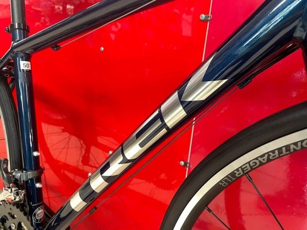 Trek Domane AL 2 blu 2022. Bici da strada Verona. Bicicletta da corsa