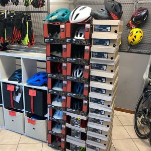 Caschi e scapre BELL & GIRO - Abbigliamento sportivo per bici. RMC negozio biciclette Verona