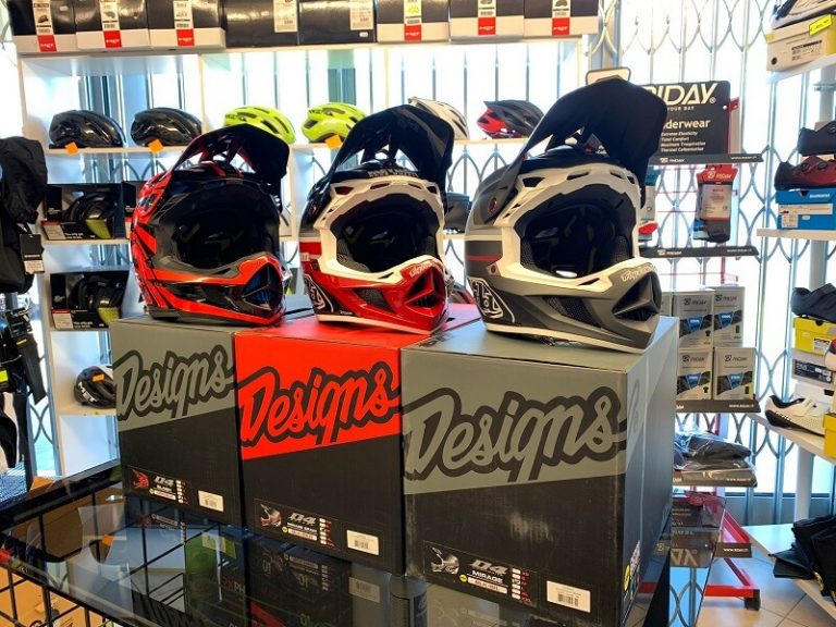 Caschi Troy Lee Designs D4. Casco BMX e MTB DH Downhill Verona. Accessori e protezioni per bici