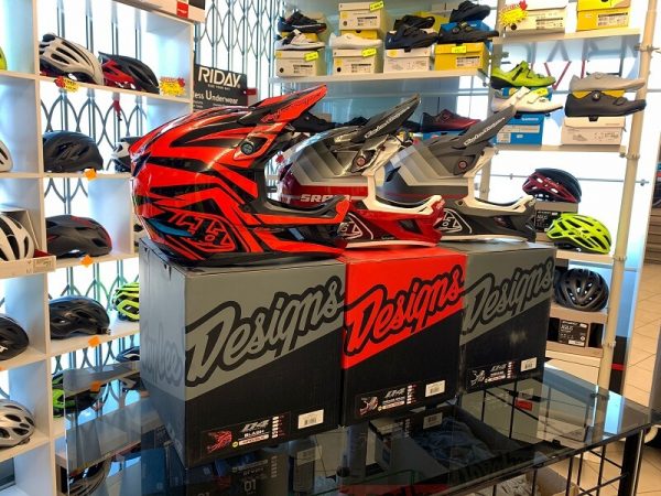 Caschi Troy Lee Designs D4. Casco BMX e MTB DH Downhill Verona. Accessori e protezioni per bici