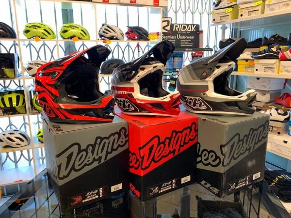 Caschi Troy Lee Designs D4. Casco BMX e MTB DH Downhill Verona. Accessori e protezioni per bici