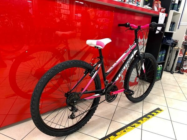 MTB donna 26” Distric nera e fuxia. Bici MTB Mountain Bike Verona. RMC negozio di biciclette Verona