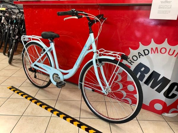 Brera Meneghina 26” azzurra. City Bike donna a Verona. Bici per città. RMC negozio biciclette Verona