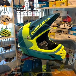 Casco Bluegrass Intox blu e giallo. Casco BMX, MTB e DH Downhill Verona. Accessori e protezioni bici