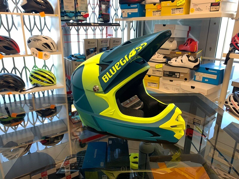 Casco Bluegrass Intox blu e giallo. BMX, MTB e DH Downhill Verona
