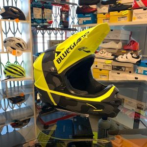 Casco Bluegrass Intox giallo. Casco bici BMX, MTB e DH Downhill Verona. Accessori e protezioni bici