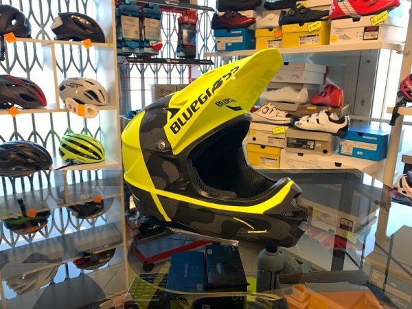 Casco Bluegrass Intox giallo. Casco bici BMX, MTB e DH Downhill Verona. Accessori e protezioni bici