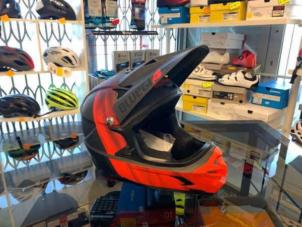 Casco Bluegrass Intox rosso. Casco bici BMX, MTB e DH Downhill Verona. Accessori e protezioni bici