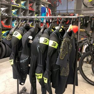 Pettorine BMX. Abbigliamento e protezioni per biciclette Verona. RMC negozio di bici Verona