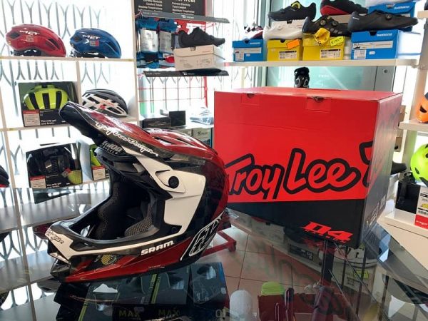 Caschi Troy Lee Designs D4 Carbon nero e rosso. Casco BMX e MTB Downhill Verona