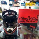 Caschi Troy Lee Designs D4 Carbon nero e rosso. Casco BMX e MTB Downhill Verona