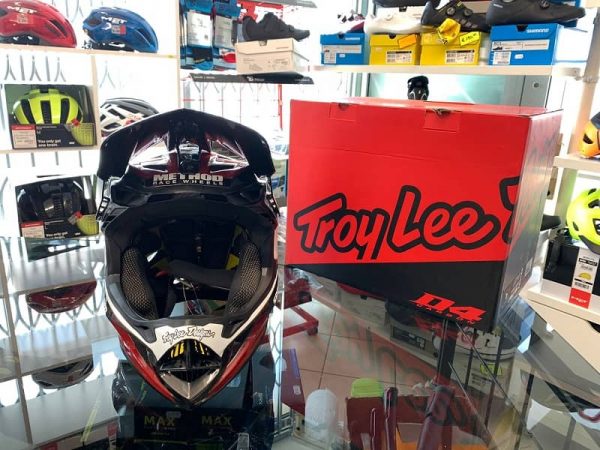 Caschi Troy Lee Designs D4 Carbon nero e rosso. Casco BMX e MTB Downhill Verona