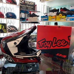 Caschi Troy Lee Designs D4 Carbon nero e rosso. Casco BMX e MTB Downhill Verona