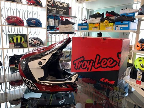 Caschi Troy Lee Designs D4 Carbon nero e rosso. Casco BMX e MTB Downhill Verona