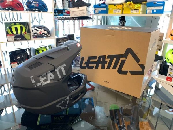 Casco LEATT integrale nero. BMX e MTB DH Downhill Verona. Accessori e protezioni bici