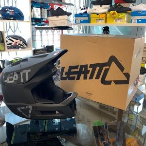 Casco LEATT integrale nero. BMX e MTB DH Downhill Verona. Accessori e protezioni bici