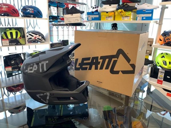 Casco LEATT integrale nero. BMX e MTB DH Downhill Verona. Accessori e protezioni bici