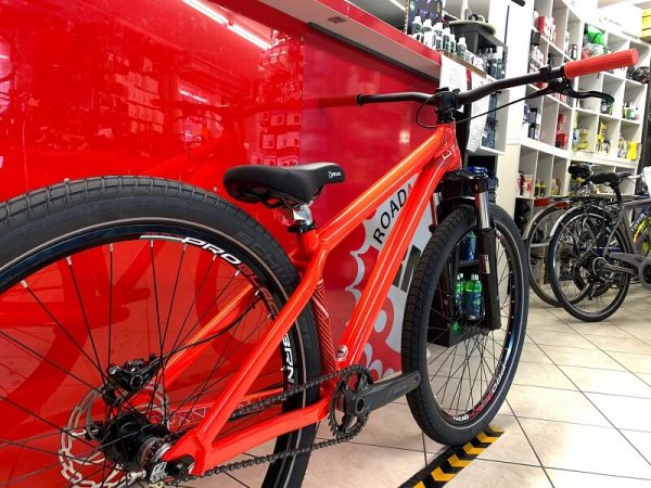 Dirt 26” Octane One rossa personalizzata. Bici MTB Mountain Bike e bmx a Verona. Negozio biciclette