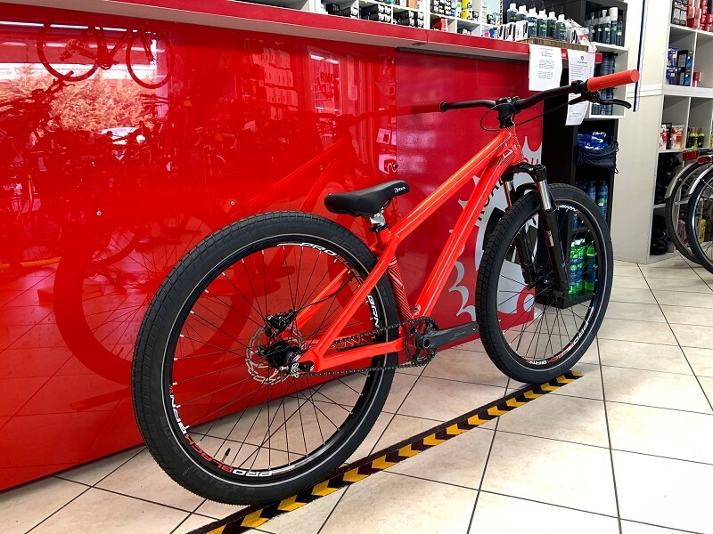 Dirt 26 Octane One rossa personalizzata. MTB Mountain Bike e BMX