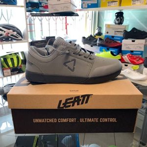 Scarpe Flat LEATT 2.0 grigia. Scarpe bici MTB Mountain Bike flat Verona. RMC negozio bici Verona