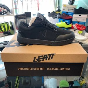Scarpe Flat LEATT 2.0 nera. Scarpe bici MTB Mountain Bike flat Verona. RMC negozio bici Verona