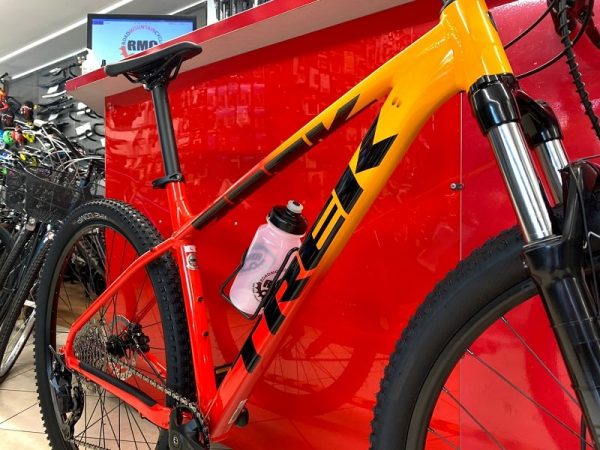 Trek Marlin 7 2021 arancio. Bici MTB Mountain Bike Verona. RMC negozio di biciclette a Verona