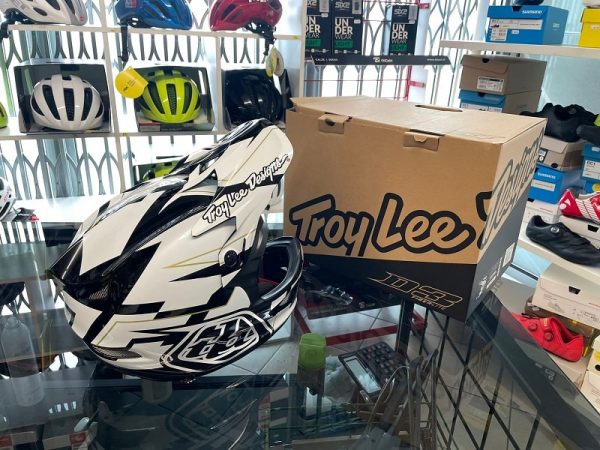 Casco Troy Lee Designs D3 Vertigo. Protezioni per BMX e MTB DH Downhill Verona