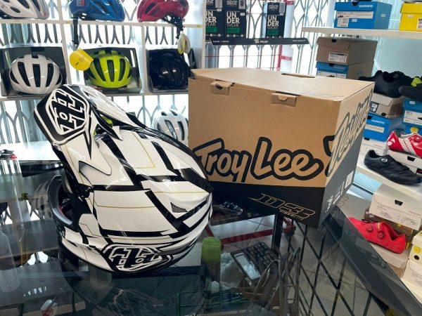 Casco Troy Lee Designs D3 Vertigo. Protezioni per BMX e MTB DH Downhill Verona