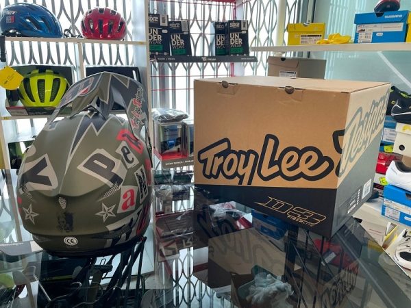 Casco Troy Lee Designs D3 militare. Protezioni per BMX e MTB DH Downhill Verona