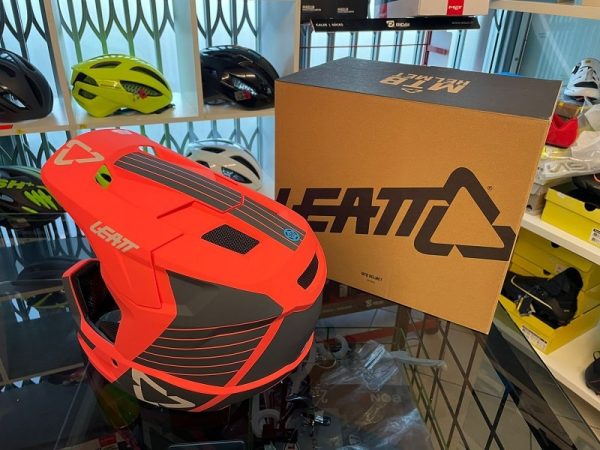 Casco LEATT integrale salmone. BMX e MTB DH Downhill Verona. Accessori e protezioni bici