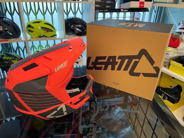 Casco LEATT integrale salmone. BMX e MTB DH Downhill Verona. Accessori e protezioni bici