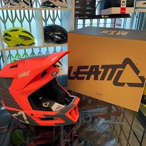 Casco LEATT integrale salmone. BMX e MTB DH Downhill Verona. Accessori e protezioni bici