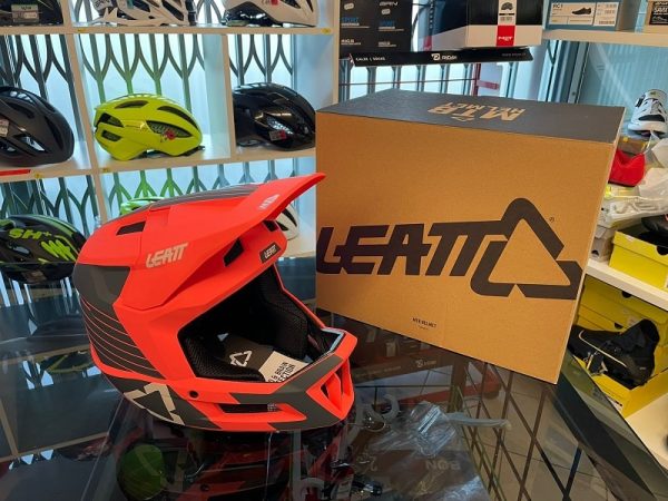 Casco LEATT integrale salmone. BMX e MTB DH Downhill Verona. Accessori e protezioni bici