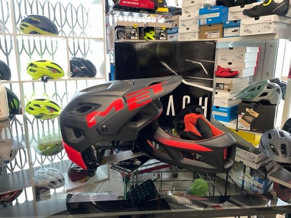 Casco Met Parachute mentoniera smontabile. Caschi MTB Verona. Protezioni bici